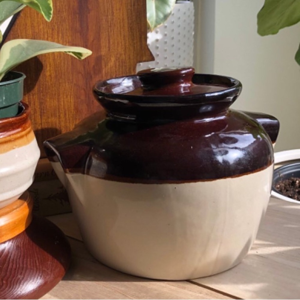 VINTAGE STONEWARE BEAN POT DOUBLE HANDLED TAN BROWN LIDDED ROSEVILLE POTTERY USA